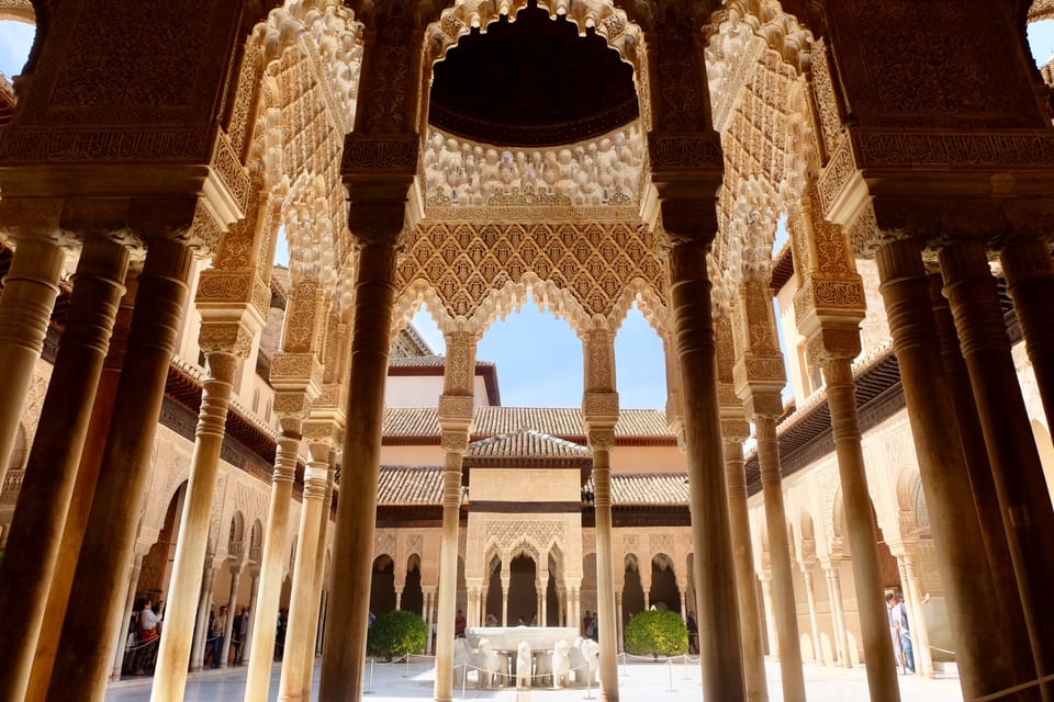 Granada: Alhambra and Nasrid Palaces Private Guide Tour - Finding your guide and getting in without the line