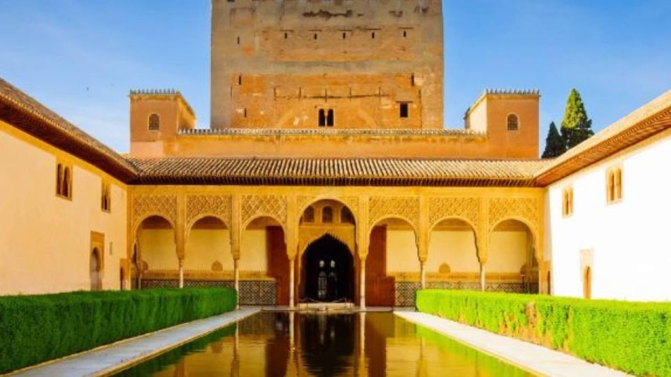 Granada: Alhambra and Nasrid Palaces Tour without Tickets - Generalife Gardens: the Retreat Between Palaces