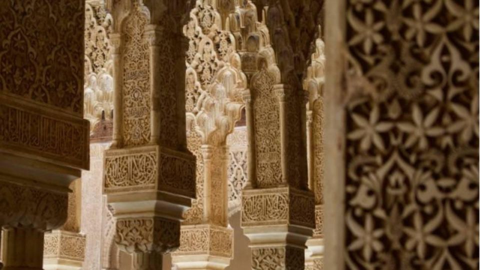 Granada: Alhambra and Nasrid Palaces Tour without Tickets - Nasrid Palaces Priority Access: where the details matter