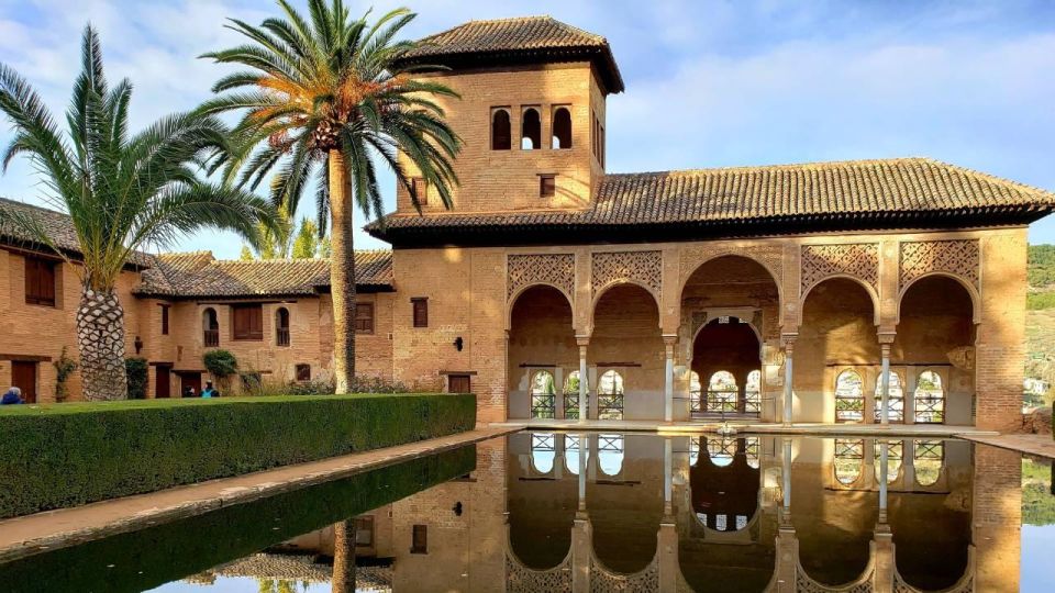 Granada: Alhambra and Nasrid Palaces Tour without Tickets - Price and Value: $29 Plus Your Alhambra Tickets