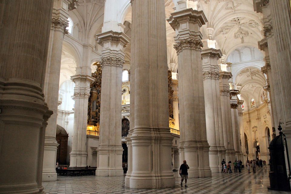 Granada: Alhambra, Cathedral & Royal Chapel Tour w/ Tickets - The big idea: from the Nasrids to the Catholic Monarchs