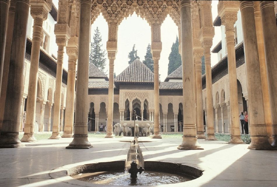 Granada: Alhambra, Generalife & Albaicin Private Tour - Charles V Palace: A Quick Contrast with the Nasrid World