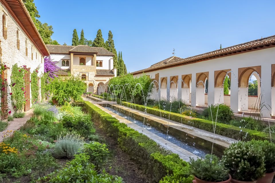 Granada: Alhambra Guided Tour and Arabian Bath and Massage - Alcazaba Fortress and Palace of Charles V: the contrast that makes Alhambra feel real