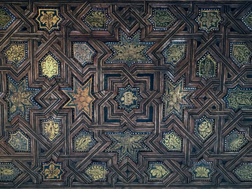 Granada: Alhambra Guided Tour w/ Nasrid Palaces & City Pass - What it’s like on the ground: pacing, language, and small limits