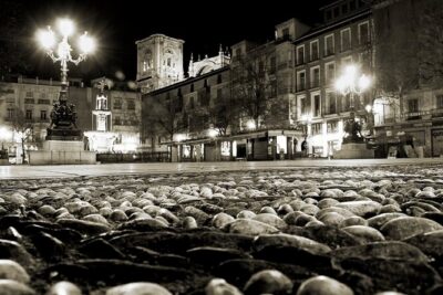 Granada: Ciudad oscura. - 1) Plaza Bib-Rambla: The Start in the Cathedral Neighborhood