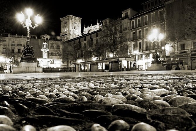 Granada: Ciudad oscura. - 1) Plaza Bib-Rambla: The Start in the Cathedral Neighborhood