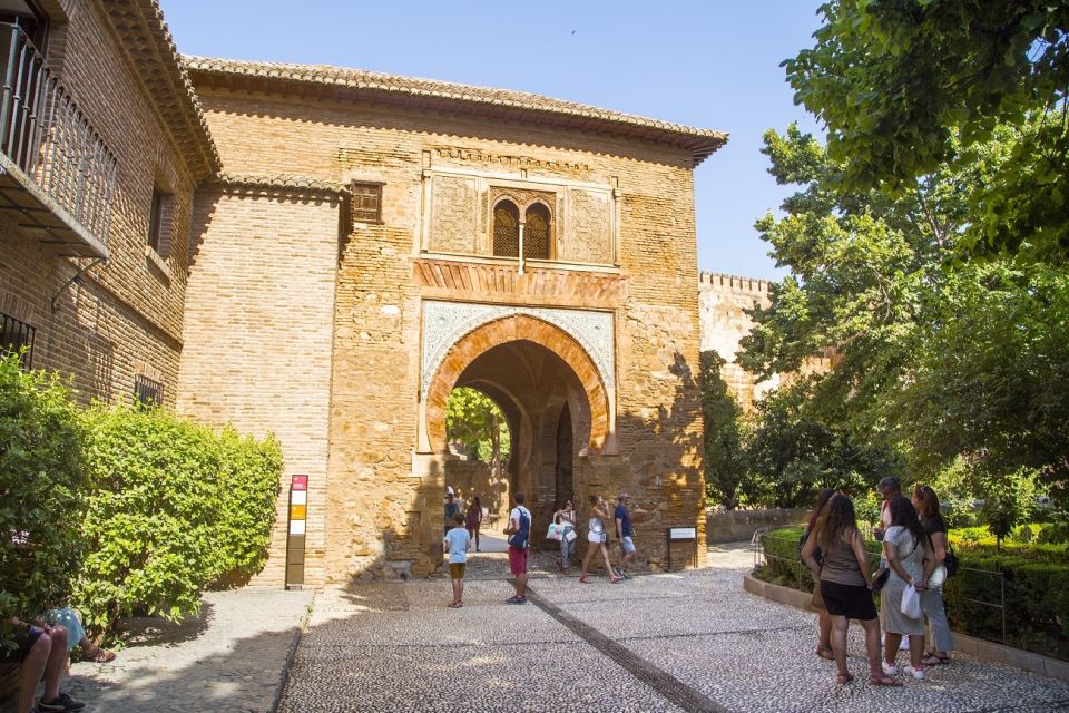 Granada: Combo Alhambra, Albaicín, and Sacromonte Tour - Practical tips to make the stairs and hills feel worth it