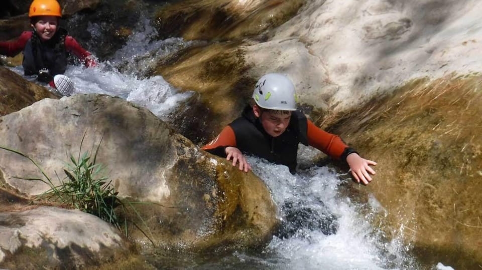 Granada: Family Canyoning in Río Verde - Getting there: meeting at Restaurante Capricho in Otivar, then heading to the river