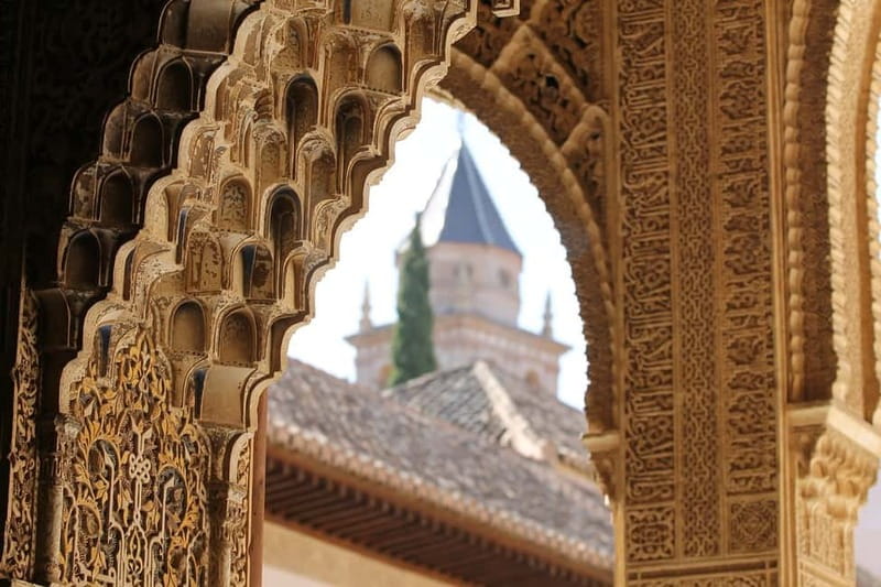 Granada: Gardens of the Alhambra and Generalife Regular Tour - Meeting point with the black umbrella and what 2 hours really means