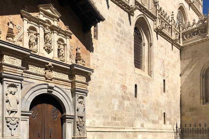 Granada Private Tour: The Cathedral and the Royal Chapel - The short stops that add color: Alcaicería and Plaza de Isabel La Católica
