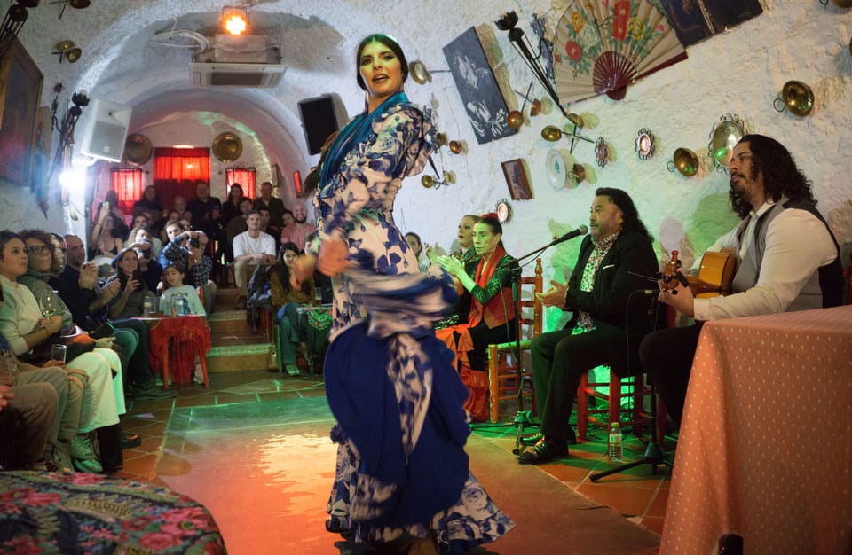 Granada: Sacromonte Caves Flamenco Show with Dinner - Languages and Live Guide Support (Spanish, English, French)