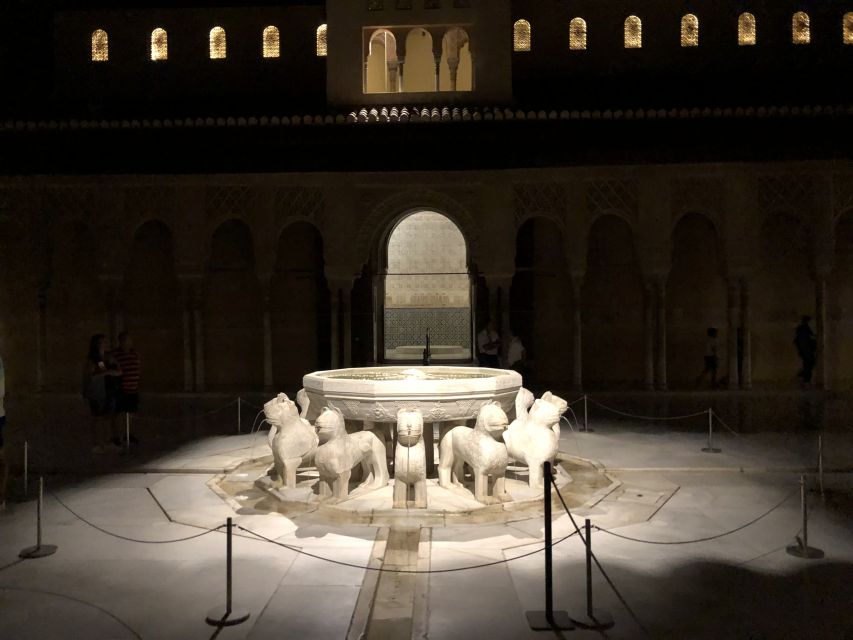 Granada: The Alhambra and Nasrid Palaces Guided Night Tour - Why the Alhambra at night feels different