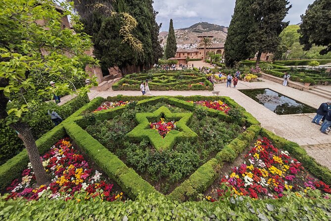 Granada, Visit Alhambra with Nasrid palaces, gardens and Alcazaba - Alcazaba: fortress feel and a view over Albaicín