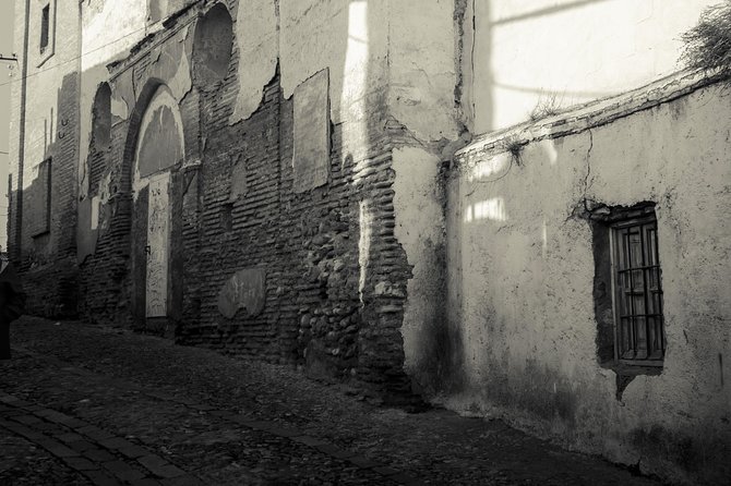Guided tour Conspiracy in the Albaicín - Entering the Albaicín after dark: why it feels different