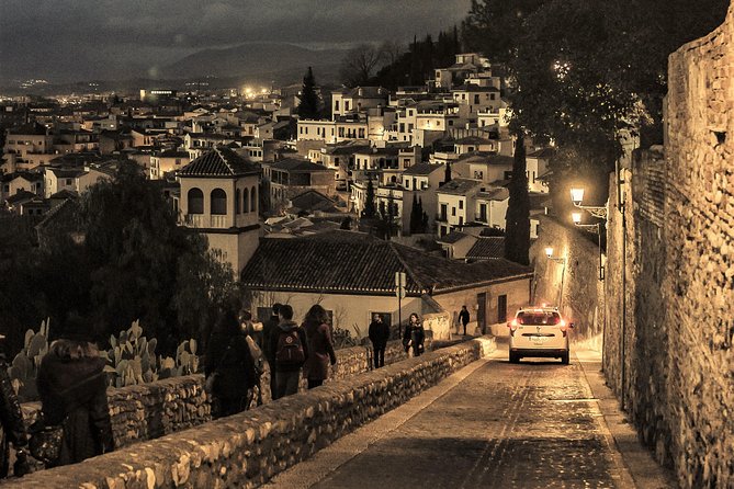 Guided tour Granada Unexplained - Stop-by-Stop: How the Route Shapes the Mystery
