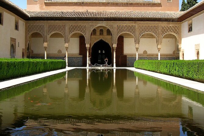 Guided tour of La Alhambra with tickets included - Price and logistics: what you’re paying for