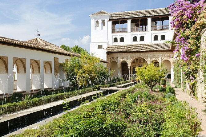 Guided tour of the Alhambra: Generalife and its gardens - Palace of Charles V: the square façade, round interior, and the acoustics
