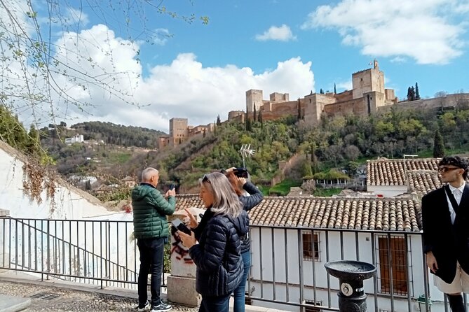 Guided Walking Tour with Panoramic Views and Terraces of Granada - Guide quality: what the feedback taught me to watch for
