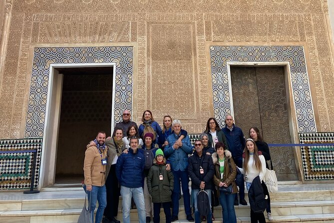 Official Guide to visit Alhambra (tickets NOT included) - Official Guide in English: What You Gain From the Human Element