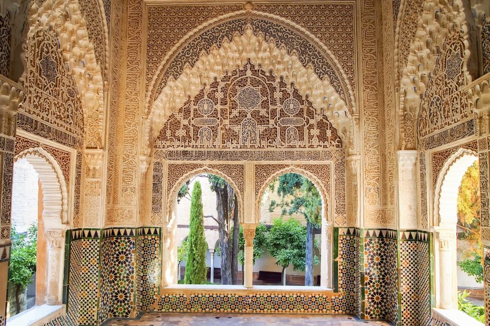 Private tour in all complete complex of Alhambra with ticket - Price and Value: Is $412 per person worth it?