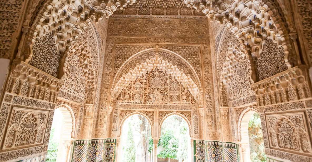 Private tour in all complete complex of Alhambra with ticket - Generalife Gardens: Where the architecture slows down