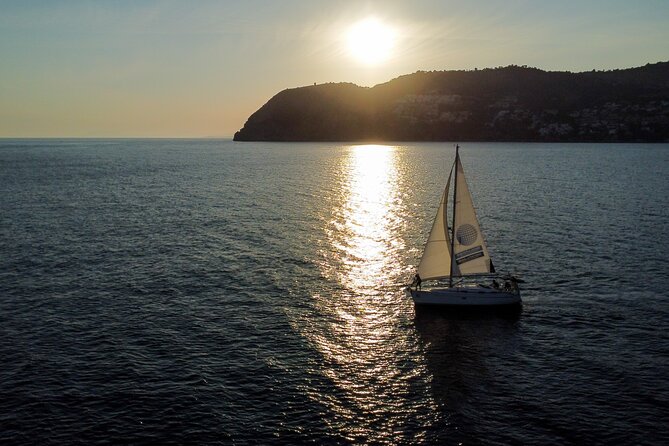 Sailing at sunset along the cliffs of Maro-Compartida - Who this sunset sail is perfect for