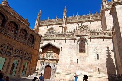 Stroll through Granada: historic center and Albayzín - Plaza de Isabel La Catolica: where the walk starts with context