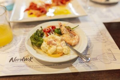 The Granada Evening Tapas Crawl by Food Lover Tour - Four stops, ten dishes, four drinks: how the tasting menu works