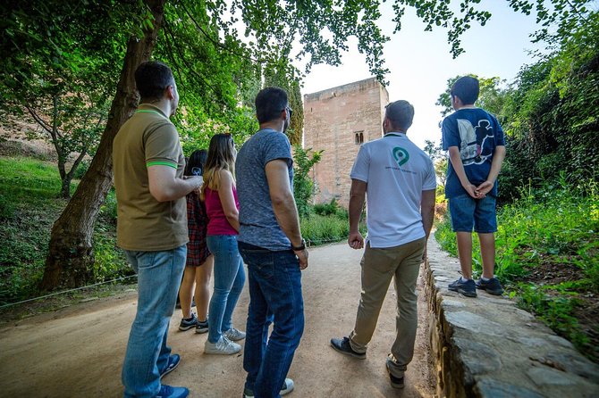 Water paths. Private adventure and history tour - Meeting at the Fuente del Paseo de los Tristes: Timing and the Walk Style